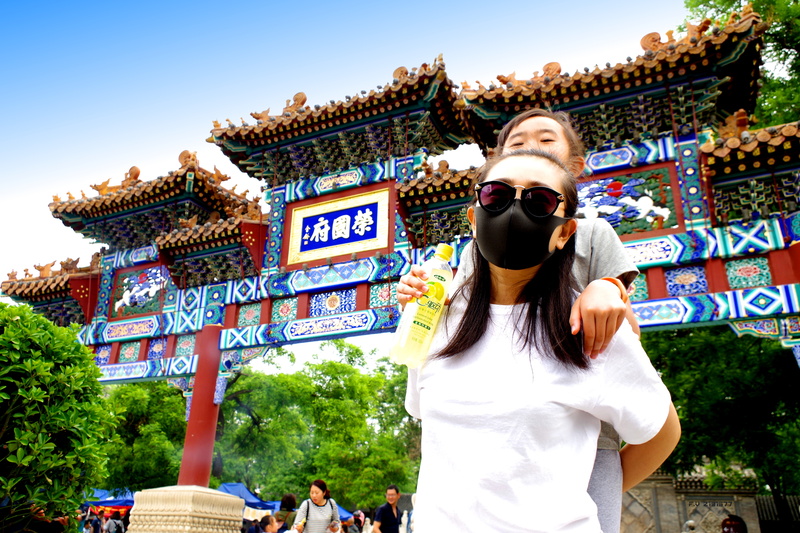 incidental people, Frivolous studio, place of worship, adult, nature, 5K, day, women, leisure activity, rongguofu, sky, real people, casual clothing, building exterior
