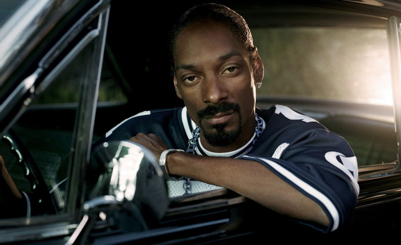 snoop dogg, men, young adult, land vehicle, car, portrait, males, sitting, Others, 1080P, mode of transportation, rapper, driving, adult, looking, Music