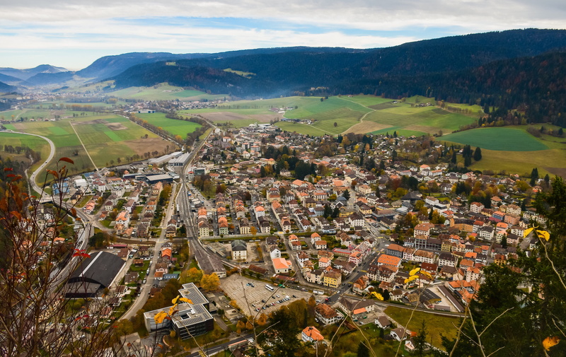 building, day, residential district, jura neuchâtelois, sky, valley, landscape, cloud - sky, mountain, village, aerial view, building exterior, mountains