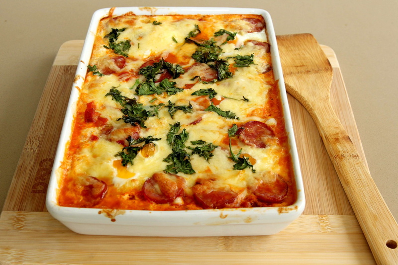 tray, wood - material, vegetable, meal, tomato sauce, garnish, pizza, foodporn, baked, indoors, yummy, high angle view, cheesy, unhealthy eating, directly above