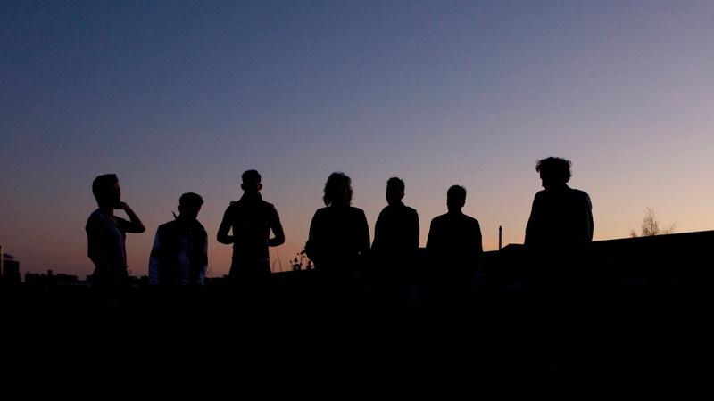 looking at view, sunset, standing, real people, group of people, people, twilight, crowd, clear sky, nature, drinking, land, copy space, dune, outdoors