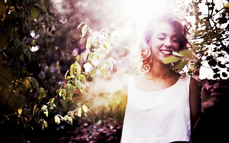 babes, leaves, sunlight, blondes, trees, women, happy, model, sillhouette, mood, smile, face, 1080P