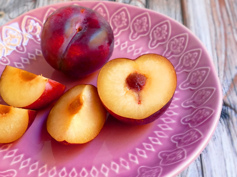 healthy eating, cross section, blue, 5K, plum, indoors, table, wood - material, food and drink, healthy, peach, red plum, wellbeing, plums, high angle view