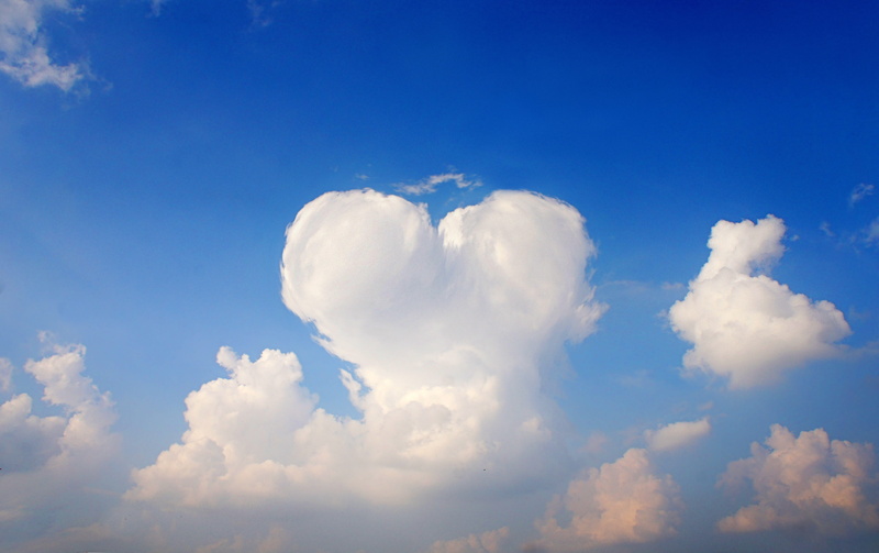 backgrounds, blue sky, beauty in nature, heart, image editing, outdoors, cloud - sky, 5K, softness, tranquility, white color, beautiful, blue, wind, fluffy