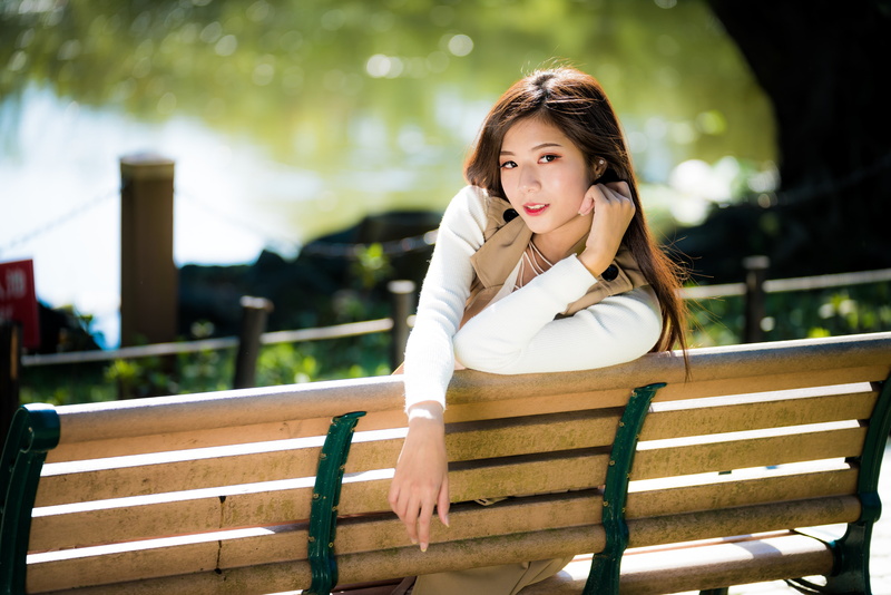 leisure activity, Asian, one person, young women, hairstyle, lifestyles, bench, railing, front view, focus on foreground, casual clothing, hair, outdoors