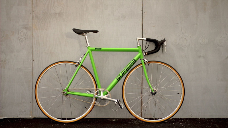 transportation, racing, leaning, mode of transportation, backgrounds, superb, green color, green, street, wall - Building Feature, bicycle, urban Scene