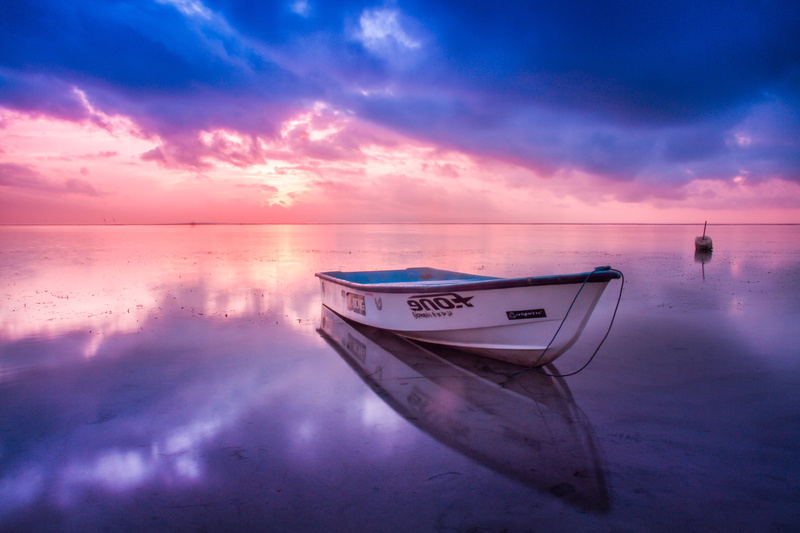 rowboat, travel, boat, recreational boat, sand, dawn, water, mode of transportation, reflection, white, beach, 5K, horizon over water, nature, purple