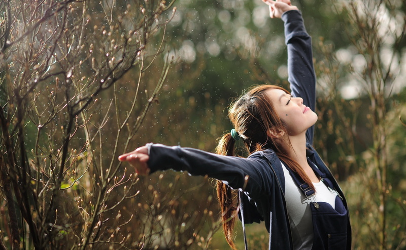 field, women, nature, tree, hairstyle, Girls, jacket, real people, black, focus on foreground, land, human arm, s, leisure activity, good, feeling, plant
