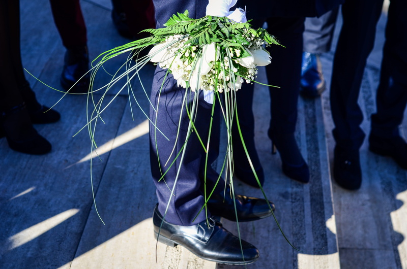 city, jeans, sicilia, blue, caltagirone, street, matrimonio, flower arrangement, incidental people, day, focus on foreground, outdoors, 4K, suits, human limb