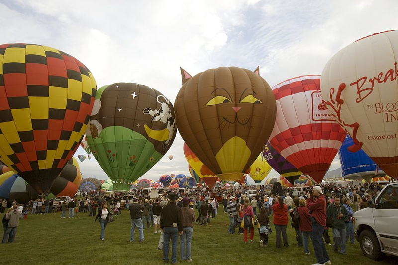 travel, fly, men, festival, hot air balloon, group of people, outdoors, adult, hot air balloons, balloon, sky, aviation, crowd, cloud - sky, ballooning