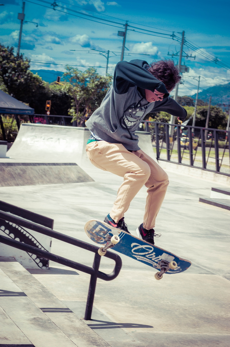 balance, casual clothing, beam, skateboard, sports equipment, jumping, sport, real people, motion, riding, 5K, full length, day, skill, medellin, outdoors