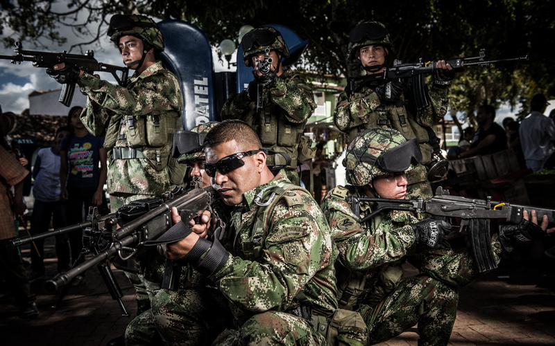 soldiers, 2K, Medellin, weapons