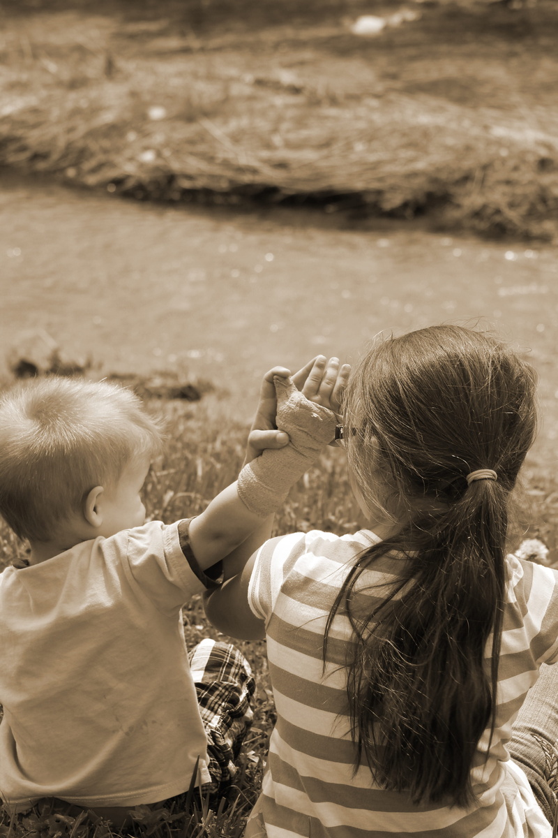 5K, children only, bonding, Sibling, Friends, people, mother, baby, hands, child, family, two people, outdoors, Sister, holding hands, Love, togetherness