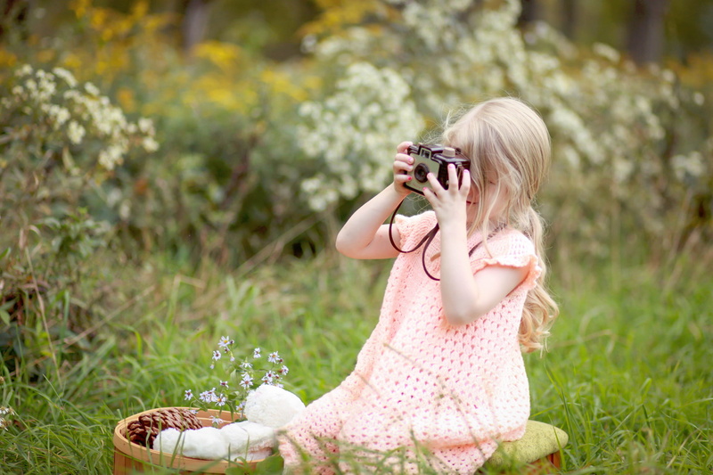green, black, plants, flowers, focus on foreground, childhood, girls, casual clothing, plant, hair, offspring, 1080P, pink, holding, females, child, light