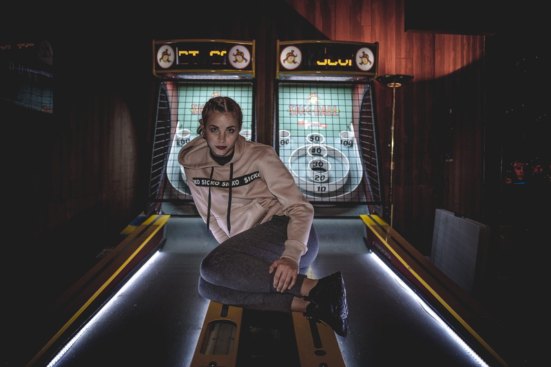 full length, technology, real people, architecture, fashionable, one person, woman, men, beautiful, casual clothing, arcade, close-up, casual, leisure activity