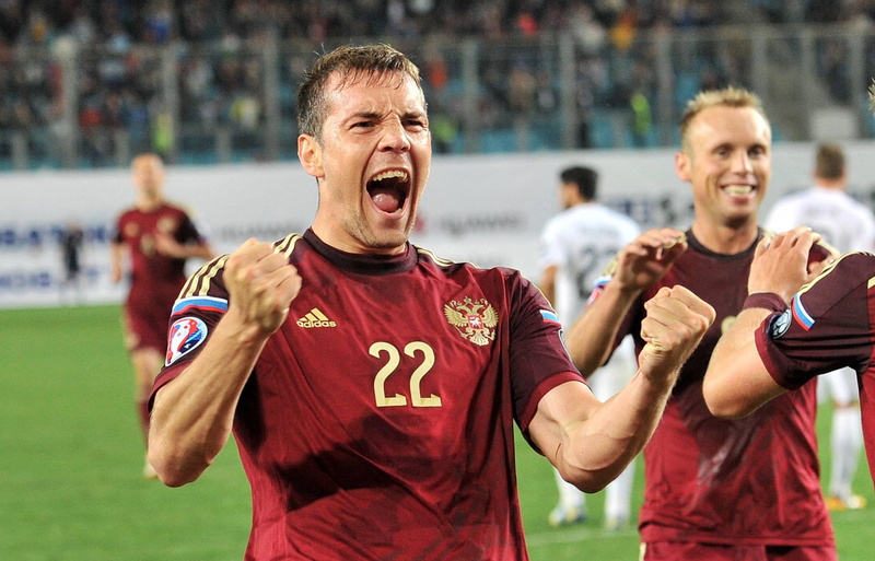 celebration, sport, Glushakov, event, waist up, maroon, joy, american Football - Sport, incidental people, males, Dzyuba, adidas, sports Uniform, excitement