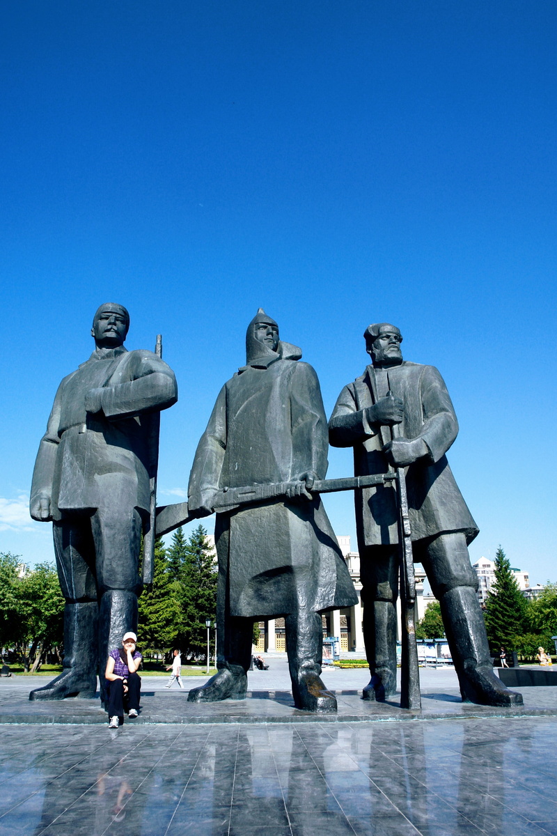 Statue, blue, sky, Sculpture, male likeness, full length, military, group, nature, day, rear view, weapon, clear sky, 2K, Huge, people, copy space, human representation
