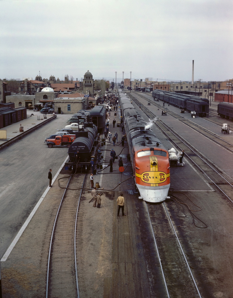 train, city, urban, vintage, vehicle, Santa Fe, 5K, railway, rail yard, railroad track, people, diesel locomotive, portrait display, transport