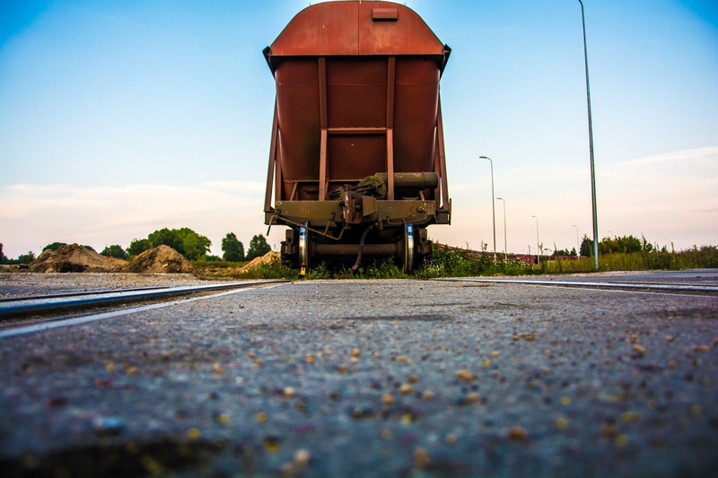 railway, cloud - sky, 720P, the way forward, selective focus, train, mode of transportation, architecture, building exterior, outdoors, plant, sky, land vehicle