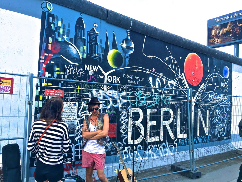 connection, location, graffiti, berlin, bill, person, communication, bus, casual clothing, train, city, three quarter length, architecture, 4K, mural