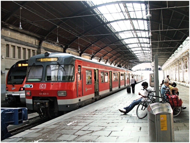 waiting, ceiling, public transportation, railroad station platform, railroad station, mainz, people, transportation, 1080P, day, men, travel, railroad track