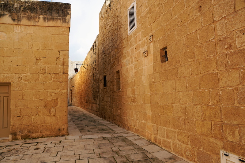 film, outdoors, paving stone, direction, brick wall, the way forward, building exterior, scene, stone wall, 5K, road, game of thrones, mdina, brown, stones