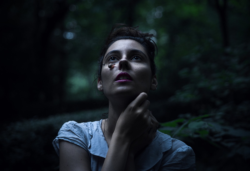 women outdoors, looking up, 5K, model, snail, forest, face, women