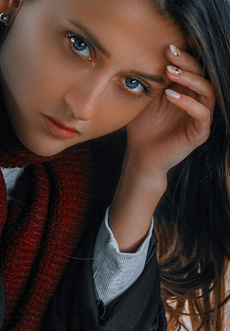 looking at camera, girl, real people, close-up, body part, lifestyles, beautiful woman, volgograd, one person, young adult, human face, indoors, headshot