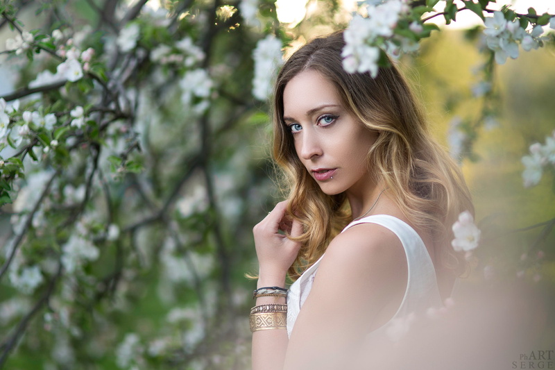 adult, 1080P, bracelets, beautiful woman, young women, looking at camera, young adult, blonde, plant, one person, tree, contemplation, outdoors, hair