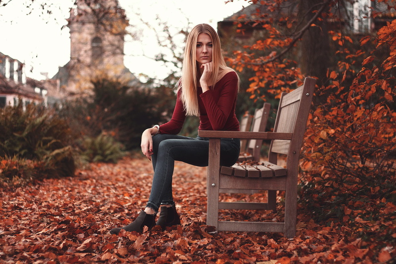 beautiful woman, young adult, skinny jeans, red leaves, leisure activity, sitting, young women, casual clothing, hairstyle, change, nature, women, front view
