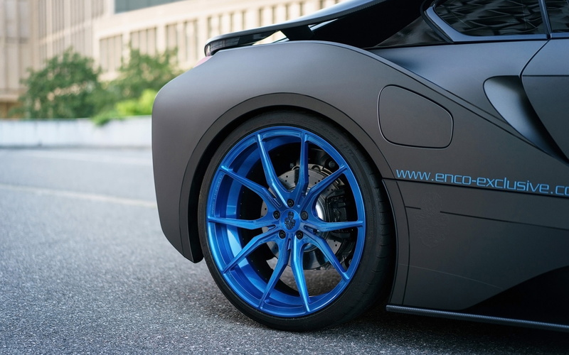 road, 2K, outdoors, black color, motor vehicle, mode of transportation, wealth, wheel, car, misfortune, transportation, tire, silver colored, architecture