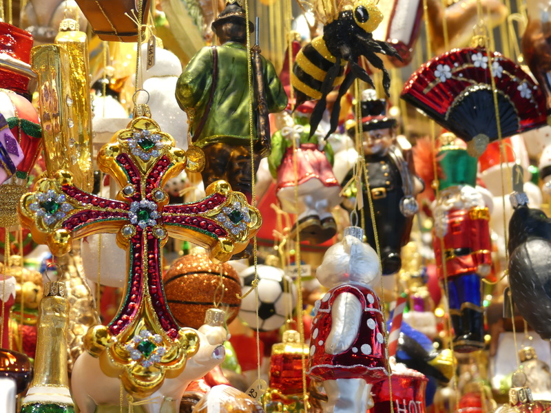 choice, festive decorations, representation, glaskugeln, art and craft, large group of objects, christbaumkugeln, for sale, christmas ornaments, tree decorations