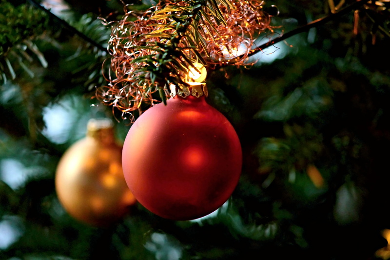 decor, focus on foreground, weihnachtsbaumschmuck, no people, gloss, decoration, festive decorations, light, tree, holiday - event, sphere, red balls, advent