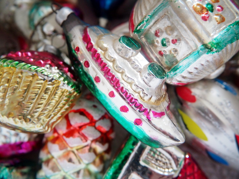 market stall, multi colored, sparkle, vintage, indoors, large group of objects, christbaumkugeln, container, sweet, no people, weihnachtsbaumschmuck, glaskugeln