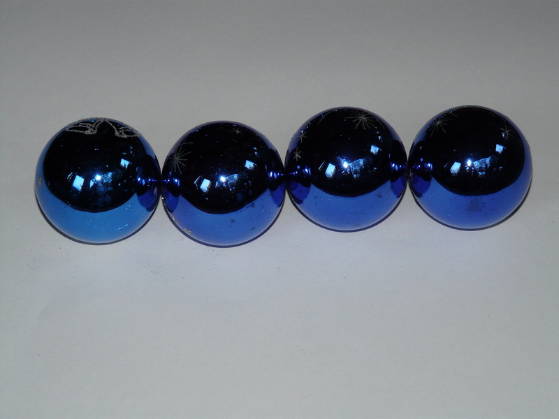 indoors, weihnachtsbaumschmuck, no people, in a row, christmas bauble, nature, black color, multi colored, sky, blue, fashion, 2K, glaskugeln, christmas tree
