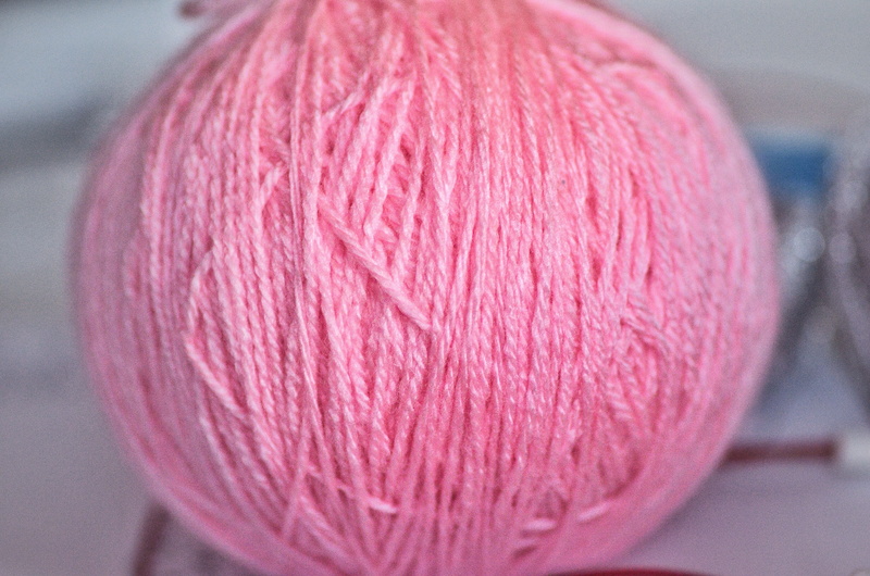 sewing, hand labor, cats cradle, no people, fiber, single object, extreme close-up, 4K, creativity, still life, thread, craft, hobbies, knaeul, indoors