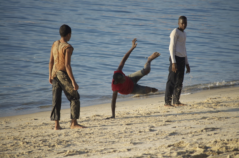 lifestyles, sea, casual clothing, full length, nature, two people, leisure activity, day, capoeira, togetherness, 4K, males, outdoors, young people, people
