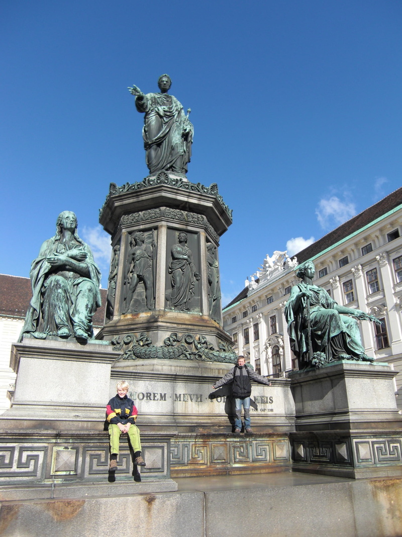 built structure, government, hofburg imperial palace, representation, male likeness, city, creativity, outdoors, human representation, austria, full length