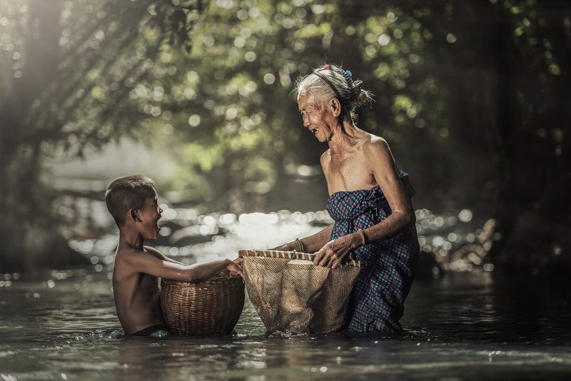 emotion, positive emotion, 720P, males, water, smiling, child, old people, women, sitting, forest, people, three quarter length, childhood, happiness