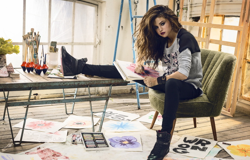 composer, Selena Marie Gomez, 4K, design professional, young adult, day, sitting, singer, seat, table, Artists, holding, real people, actress, full length