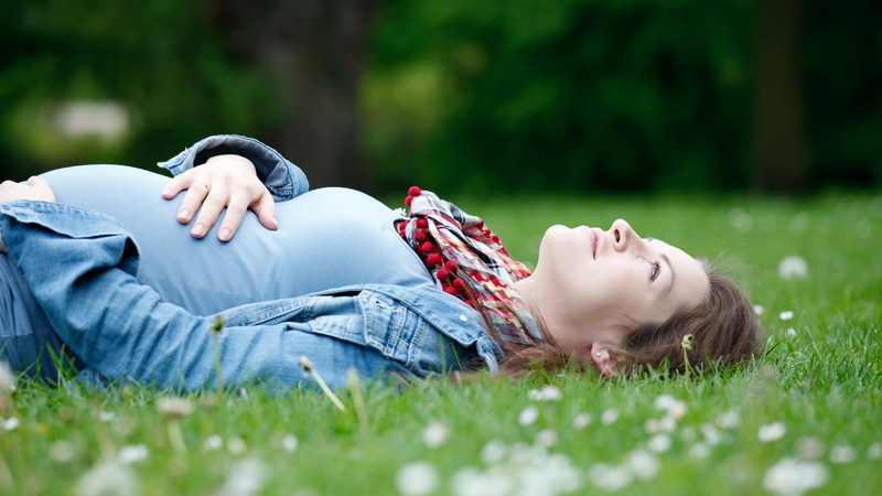 outdoors, one person, Pregnancy, young adult, casual clothing, young women, Stomach, plain, 1080P, hairstyle, Happiness, surface level, Lying, leisure activity