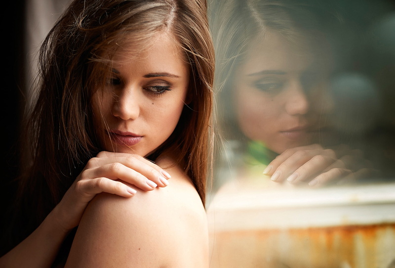 hand, Caprice, Giovanni Zacche, face, 1080P, mood, hair, glass, reflection, shoulder