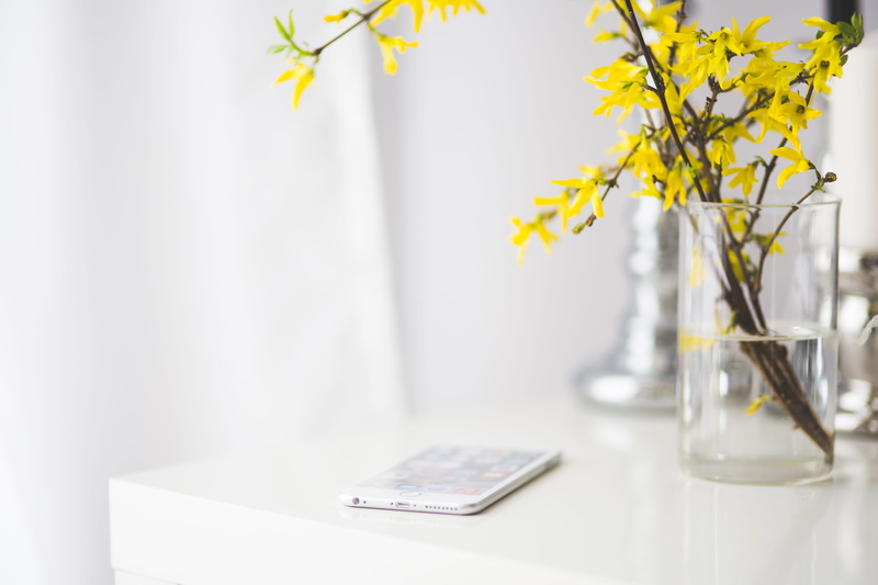 table, home interior, bouquet, desk, modern, plant, flower head, vase, 5K, communication, plus, domestic room, yellow, wireless technology, apple, day