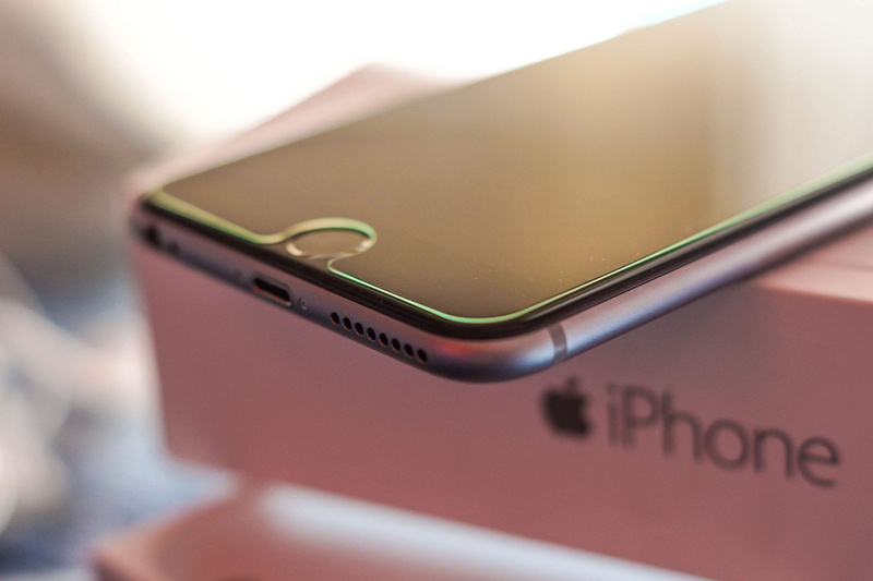 selective focus, iphone, indoors, technology, data, indian, convenience, iphone 6 plus, text, wireless technology, mobile phone, 4K, file, business, electronic organizer