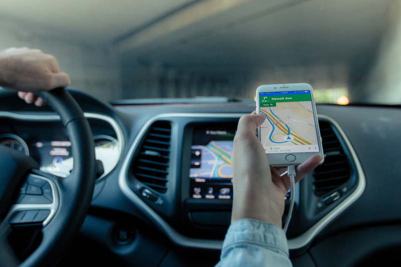 mobile phone, 2K, dash, holding, car, person, one person, smart phone, drive, hand, gps, communication, connection, showing, travel, motor vehicle, wireless technology