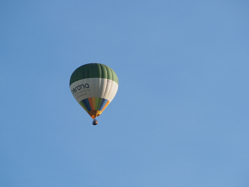 flying, blue, helium, adventure, copy space, freedom, low angle view, multi colored, nature, travel, mid-air, 4K, barona, no people, mode of transportation