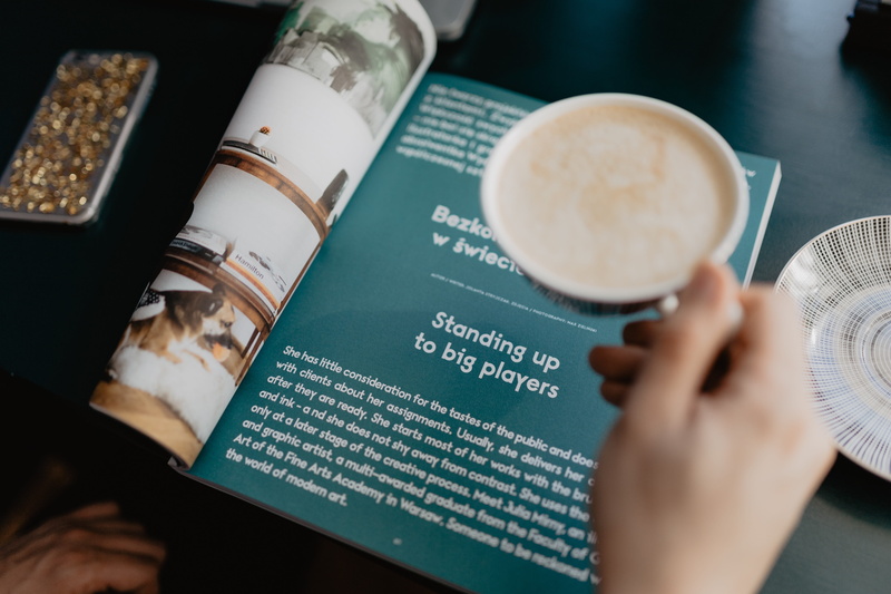 drinking, human hand, drink, latte, crockery, coffee shop, coffee cup, 5K, people, table, selective focus, glass, refreshment, reading, human body part