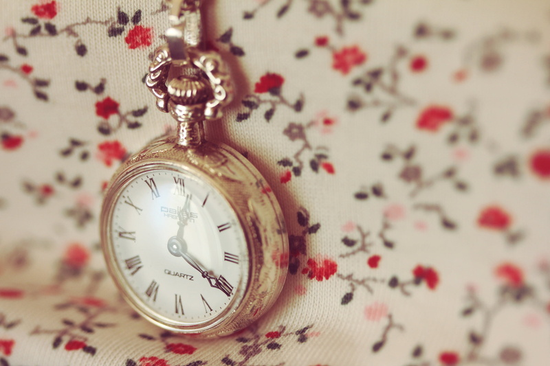design, time, indoors, nostalgia, analog, clock face, pocket watches, alarm clock, round, table, minute hand, antique, focus on foreground, tablecloth