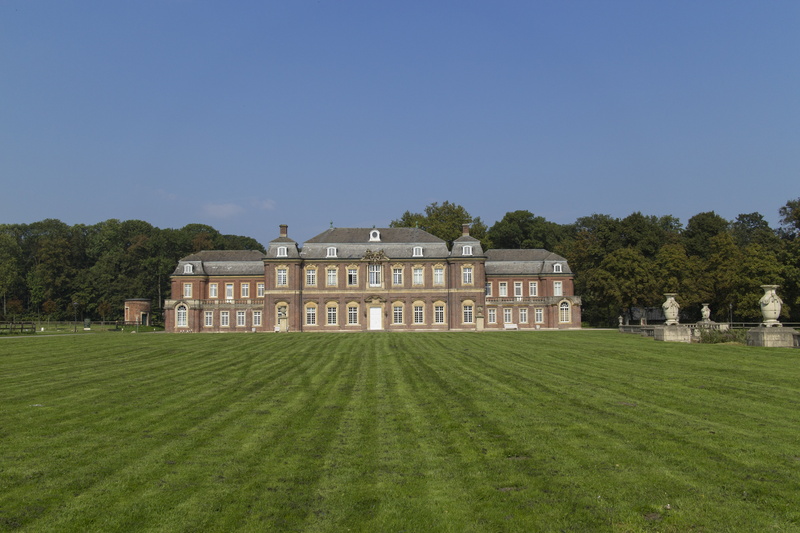 lawn, built structure, meadow, outdoors, no people, sky, clear sky, villa, luxury, rush, manor house, house, day, mansion, tree, north churches, the past