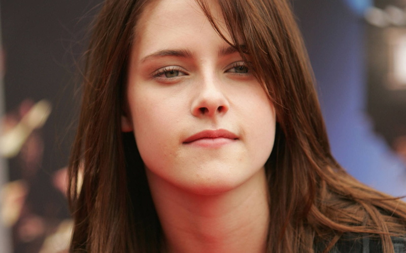 young adult, human body part, hairstyle, hair, adolescence, human face, long hair, brunette, women, actress, focus on foreground, green eyes, body part